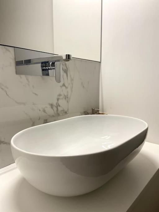 La Casa Bianca Apartment Милано Екстериор снимка